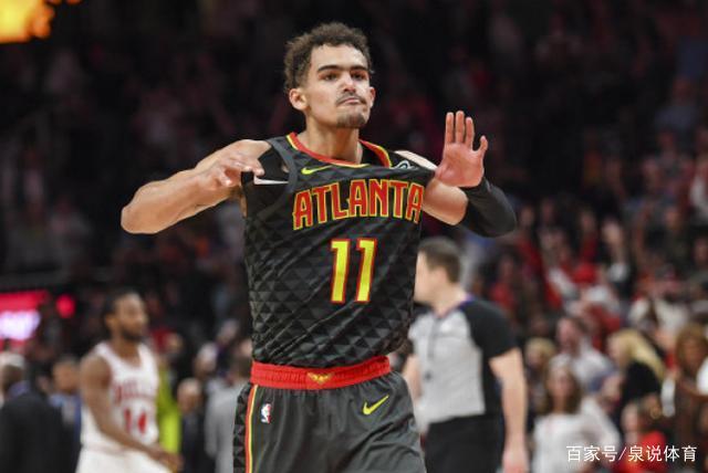 暖心！詹姆斯6年前在开拓者主场撞翻女服务员 本场赛前冲刺送上拥抱